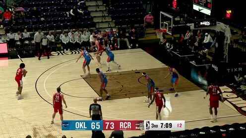 楊瀚森單手接球 隨后迅速單手出球助攻瓊斯三分命中