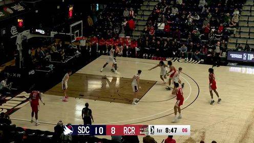 楊瀚森籃下接隊(duì)友助攻空接放籃，隨后低位背打翻身勾手命中