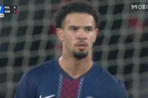 [进球视频] 玩火送礼！扎伊尔-埃梅里自家禁区带球送礼！阿克利乌舍轻松破门