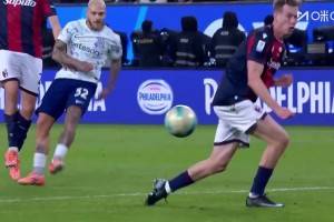  势大力沉！迪马尔科断球反击，禁区外抽射擦柱而出！