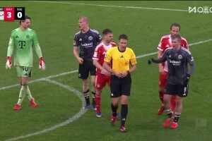 凱恩積極回防解圍送點，伯卡特點射扳回一城