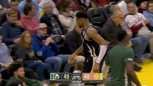 ?不要??！字母哥捂著腹股溝表情痛苦 一瘸一拐更衣室！